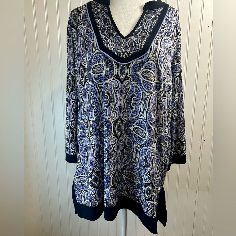 DANA BUCHMAN women Paisley V-Neck Tunic Top in Navy and White. Size L